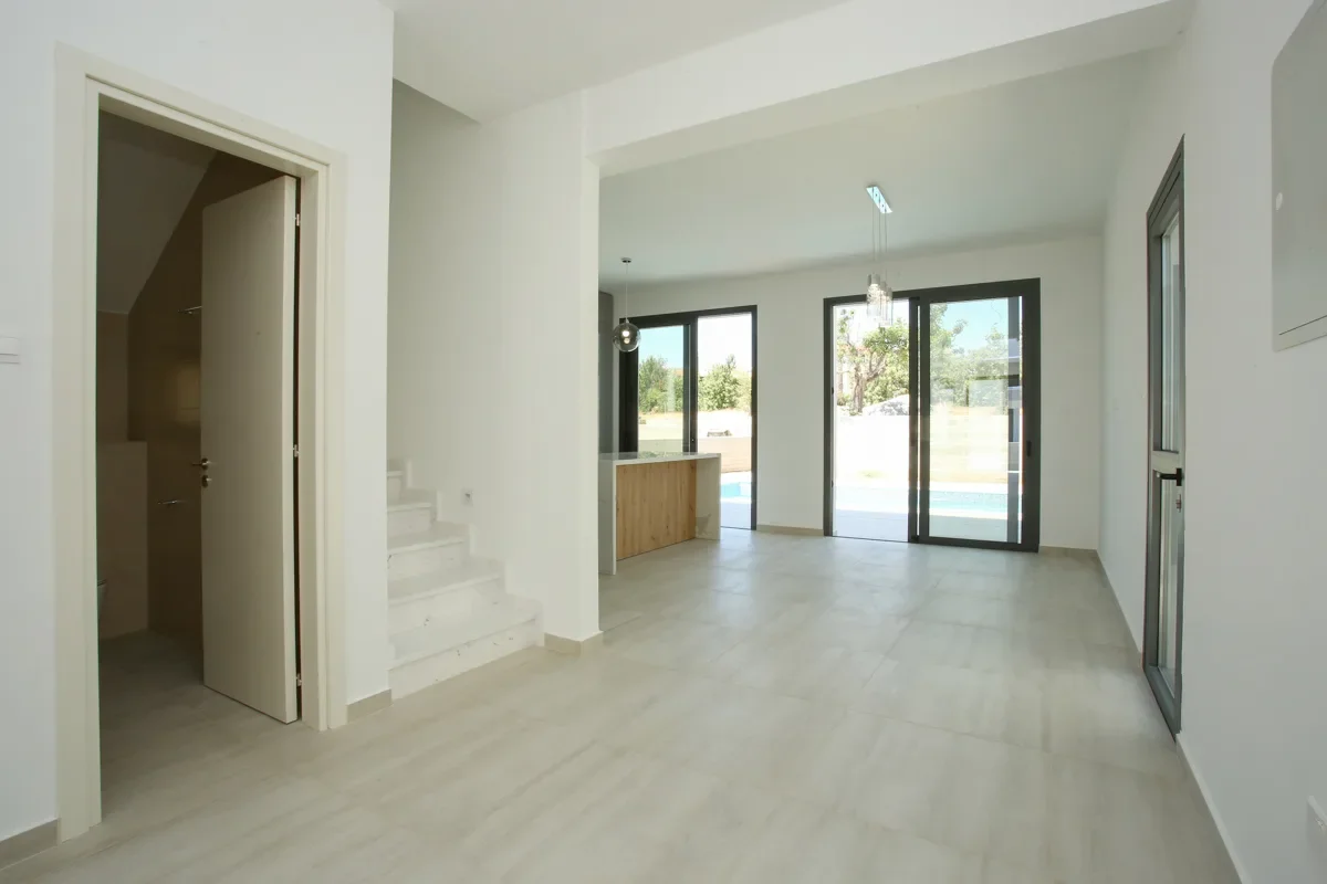 Three-Bedroom Villas in a Green Part of Mesogi
