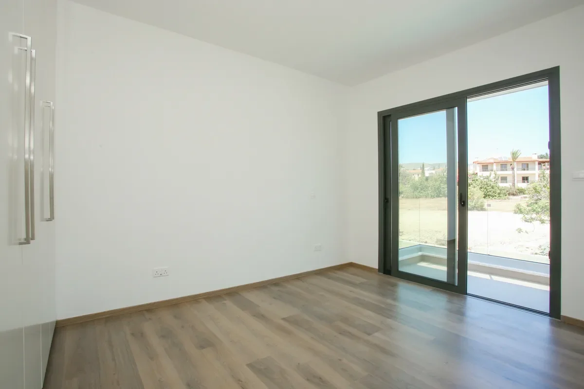 Three-Bedroom Villas in a Green Part of Mesogi
